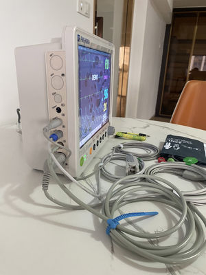 अस्पताल आईसीयू आपातकाल के लिए 16 भाषाओं और 1 साल की वारंटी के साथ पोर्टेबल 5 पैरामीटर पेशेंट मॉनिटर