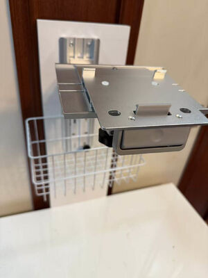 अस्पताल वार्ड में रोगी मॉनिटर के लिए ऊंचाई समायोज्य सफेद दीवार माउंट ब्रैकेट