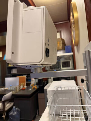 अस्पताल वार्ड में रोगी मॉनिटर के लिए ऊंचाई समायोज्य सफेद दीवार माउंट ब्रैकेट