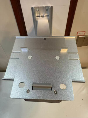 अस्पताल वार्ड में रोगी मॉनिटर के लिए ऊंचाई समायोज्य सफेद दीवार माउंट ब्रैकेट