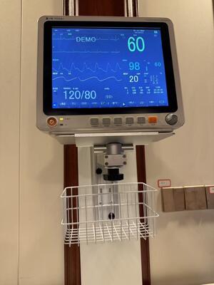 अस्पताल वार्ड रोगी मॉनिटर माउंटिंग के लिए ऊंचाई समायोज्य धातु दीवार ब्रैकेट